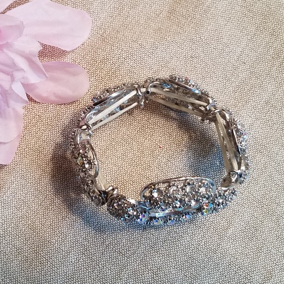 NWT Flower Motif Stretch Rhinestone Bracelet - Picture 6 of 6